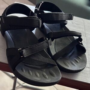 Duinn Black Strappy Comfort SandalsNWOT size 8